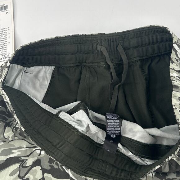 Lululemon Flower Meld Fog Green Multi Pace Breaker Linerless 5" Shorts Size M - Picture 10 of 12